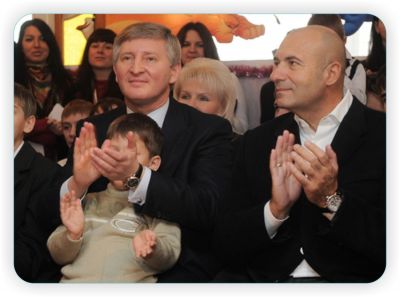 В День Святого Николая Ахметов и Крутой продвигали идею домов семейного типа