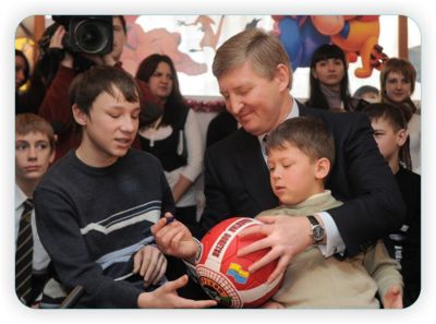 В День Святого Николая Ахметов и Крутой продвигали идею домов семейного типа