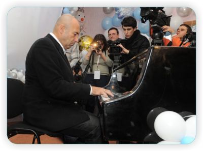 В День Святого Николая Ахметов и Крутой продвигали идею домов семейного типа