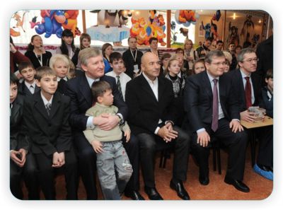 В День Святого Николая Ахметов и Крутой продвигали идею домов семейного типа