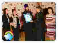 Многодетной семье священника вручили денежный сертификат на ремонт крыши в своем доме