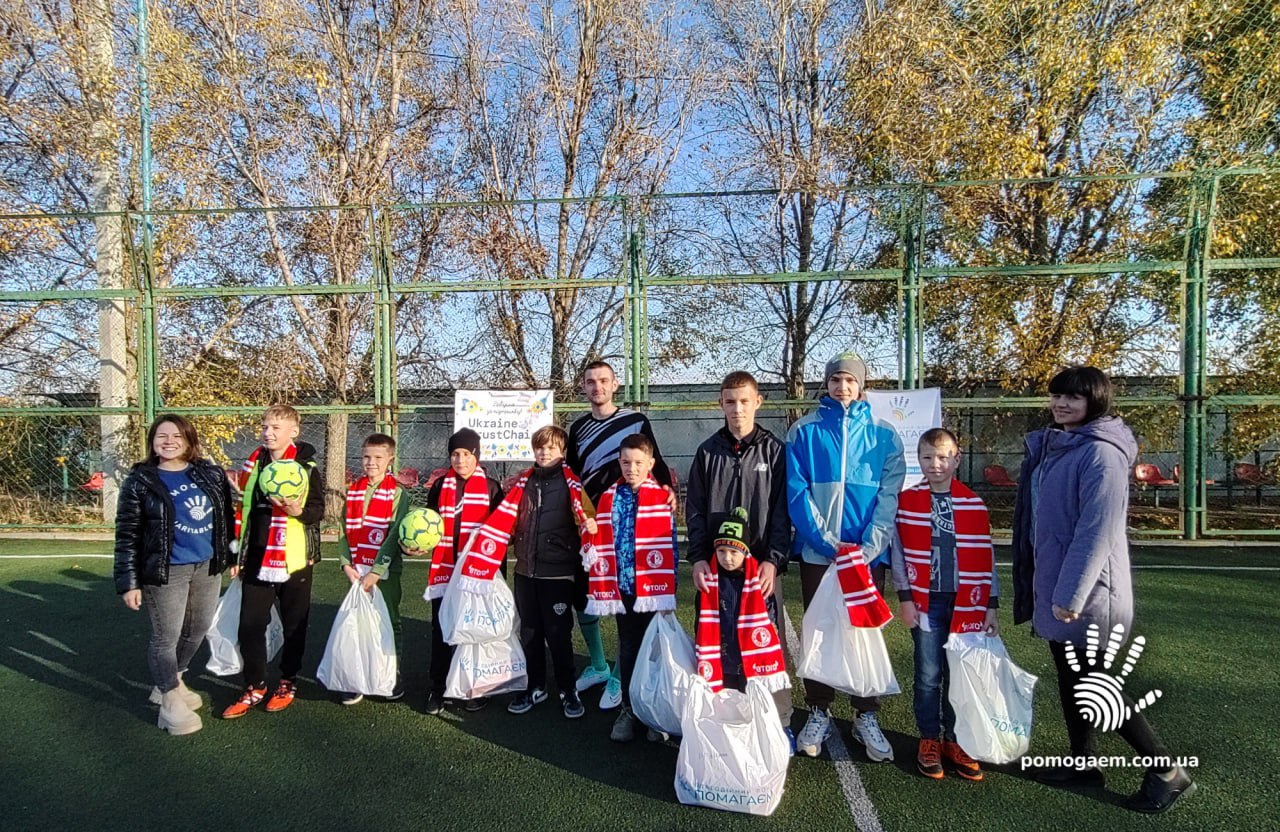 Юные футболисты со статусом ВПЛ получили спортивные вещи и товары при поддержке американской гуманитарной организации Ukraine TrustChain